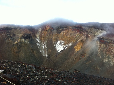 富士山頂からの見た火口.JPG