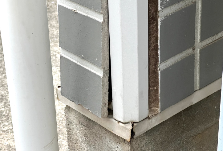 建物内部に深刻なダメージが及んでいる外壁の写真